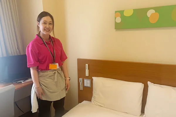 客室清掃で働くスタッフ（30代女性）の写真