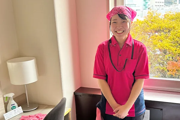 客室清掃で働くスタッフ（20代女性・パートリーダー）の写真